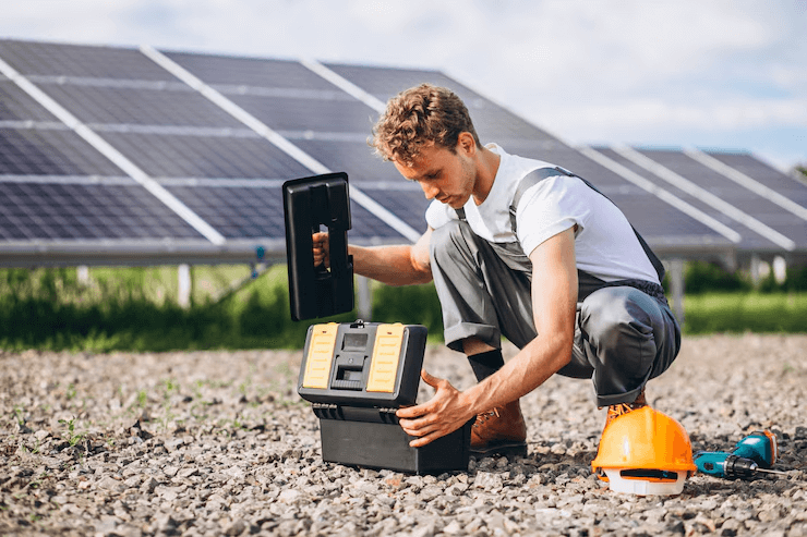 trabajador campo junto paneles solares 1303 15559